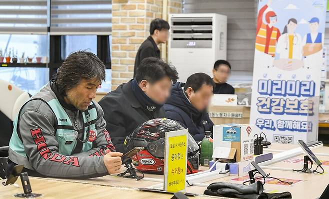 한파가 이어진 28일 수원시 팔달구의 한 이동노동자 쉼터에서 플랫폼 종사자들이 휴식을 취하고 있다.김태완 기자 lift@kihoilbo.co.kr