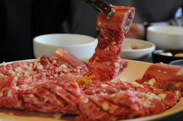 1970년 대동기계에서 경운기와 트렉터를 생산하기 전만 해도 쇠고기는 소시민에게는