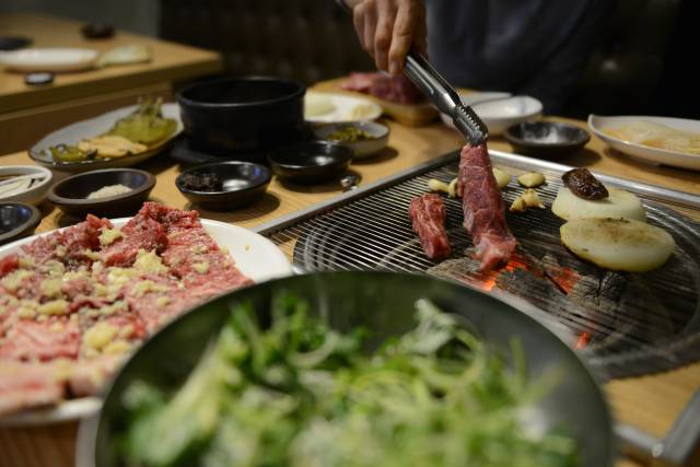 갈비와 숯의 앙상블. 그게 맛의 우열을 드러내기도 한다.