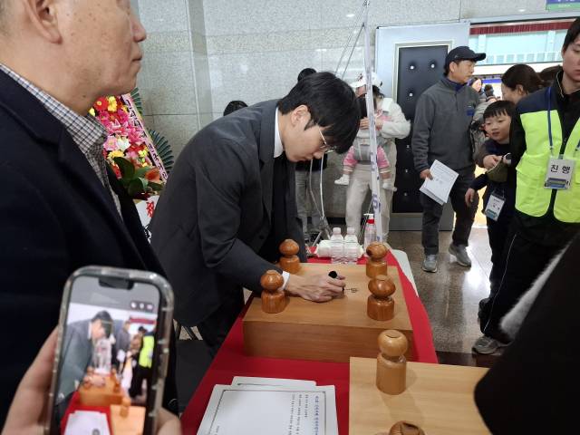 ‘제1회 신진서배 전국 어린이 바둑대회'가 열린 부산 해운대구 해운대교육지원청 스포츠교육센터 로비에서 팬 사인회를 열고 있는 신진서 9단. 부산시바둑협회 제공