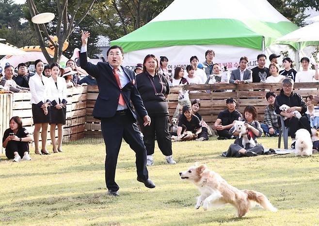 ▲ 주낙영 경주시장이 반려동물 페스티벌 프로그램에 참여해 반려견과 함께하는 시민들을 바라보며 행사를 진행하고 있다. 경주시