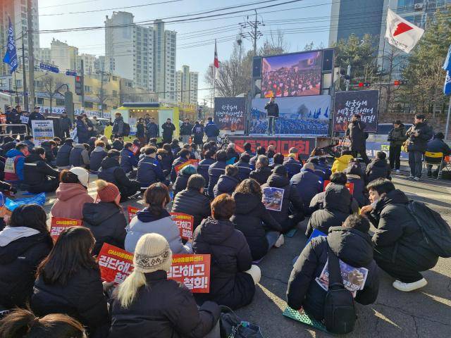 28일 한국GM 부평공장 서문 앞에서 민주노총과 한국GM지부가 세종물류센터 하청 노동자 집단해고 철회를 주장하며 집단 시위를 하고 있다.[사진=오주석기자]