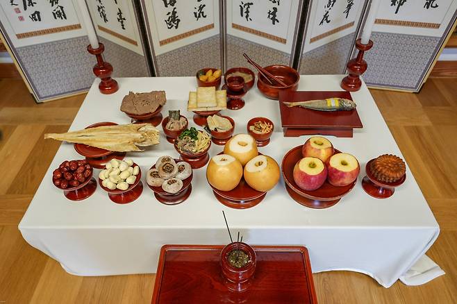 한국전통음식연구소의 자문을 받은 4인 가족 기준 차례상.(사진제공=aT)