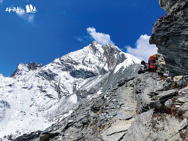 이번에 실종사고가 발생한 네팔 히말라야 쿰부 지역 트레킹 코스와 설봉.&nbsp; 이 코스는 난간이 없는 약 300~400m 이상 절벽이 즐비하여 추락 위험이 높은 지역이다.&nbsp; &nbsp; &nbsp; &nbsp;사진&nbsp; 사람과 산 DB