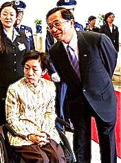 천수이볜 전 대만 총통의 부인 우슈첸은 1985년 시장 선거 낙선 위로 모임에 참석했다가 돌아오는 길에 테러로 보이는 교통사고를 당해 휠체어 신세를 졌다. 나무위키