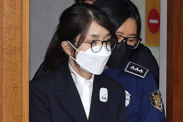 28일 오후 서울중앙지법 선고 공판에 출석하는 김건희씨. 연합뉴스