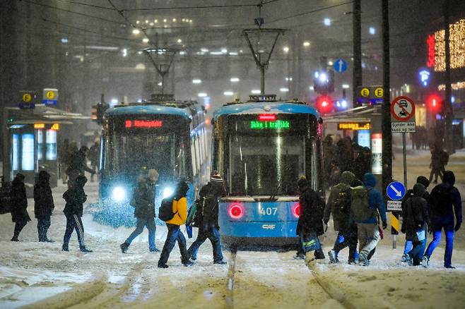 노르웨이 오슬로의 한 거리에서 폭설과 빙판길, 열악한 운전 여건으로 대중교통에 큰 지연이 발생한 가운데 트램들이 운행하고 있다. (사진=로이터)