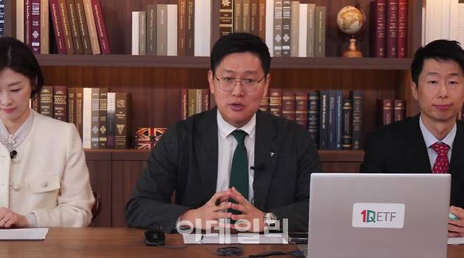 김승현(가운데) 하나자산운용 ETF·퀀트솔루션본부장이 28일 열린 온라인 기자간담회에서 인사말을 하고 있다. (사진=하나자산운용 유튜브 갈무리)