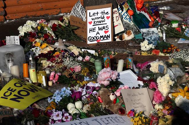 지난 24일(현지시간) 미국 미네소타주 미니애폴리스에서 한 남성이 연방 이민 당국 요원들에게 체포를 시도당하던 중 총격으로 사망한 장소에 설치된 임시 추모 공간. 그 남성은 알렉스 프레티로 확인됐다. (사진=로이터)