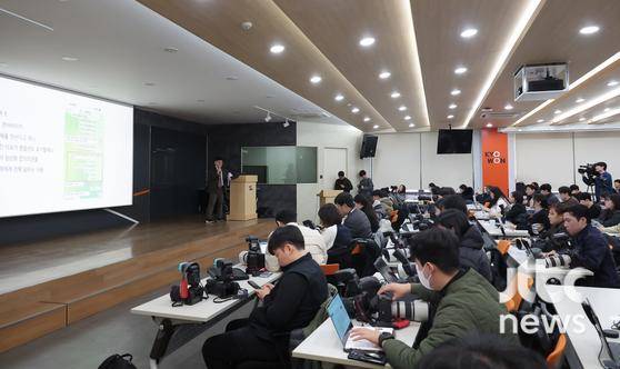 민희진 前 어도어 대표 소송대리인 법무법인 지암 김선웅 변호사가 28일 오후 서울 종로구 교원종각빌딩에서 민희진 前 어도어 대표 '뉴진스 탬퍼링' 의혹 관련 공개 기자회견을 하고 있다. 앞서 김 변호사는 “최근 민희진에 대한 어도어의 손해배상소송, 뉴진스 멤버 일부에 대한 어도어의 계약해지 및 손해배상소송과 관련해 이른바 '뉴진스 탬퍼링' 의혹에 대한 진실을 전달하기 위해 이번 기자회견을 개최하게 됐다”라고 취지를 설명했다. 박세완 엔터뉴스팀 기자 park.sewan@jtbc.co.kr