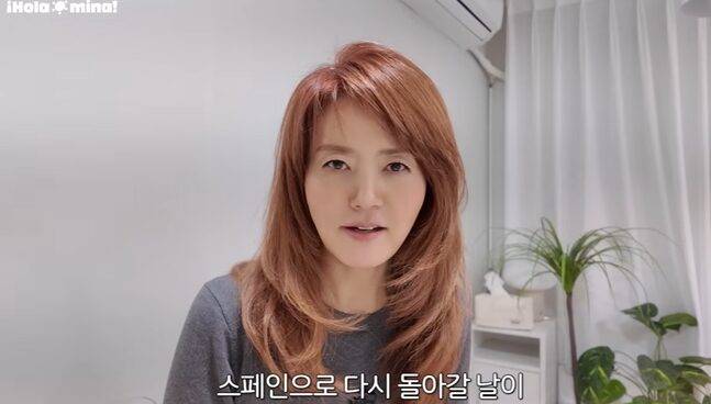 한국과 스페인을 오가며 살고 있는 손미나가 여행 가방을 공개했다. 사진=유튜브 채널 '올라미나' 캡처