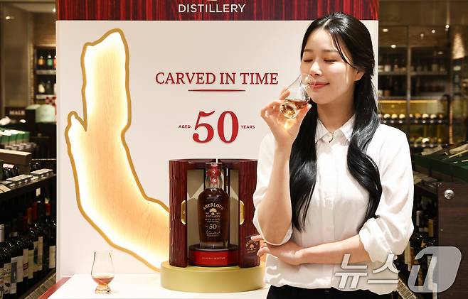 28일 서울 중구 롯데백화점 본점 식품관에서 모델이 설 명절을 맞이해 전세계 단 20병 한정 생산된 '아벨라워 50년산'을 단독으로 선보이고 있다.  2026.1.28/뉴스1 ⓒ News1 최지환 기자