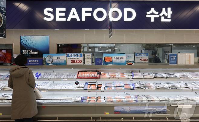 서울 시내 한 대형마트에서 시민들이 수산물을 살펴보고 있다ⓒ News1 김도우 기자