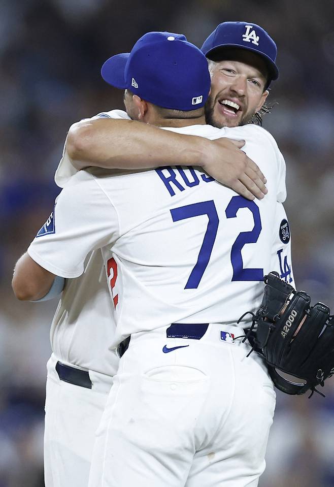 19일(현지시간) 미국 캘리포니아주 로스앤젤레스 다저스타디움에서 열린 2025 ML 샌프란시스코전에서 5회 교체되며 마운드를 내려오던 LA 다저스 클레이튼 커쇼(왼쪽)가 미겔 로하스의 축하를 받고 있다. 사진 | AFP연합뉴스