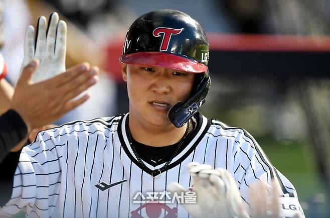 LG 이재원이 16일 잠실야구장에서 열린 2023 KBO리그 KT와 경기 4회말 2사 좌중월 홈런을 날린 후 동료들과 하이파이브를 하고 있다. 잠실 | 최승섭기자 thunder@sportsseoul.com