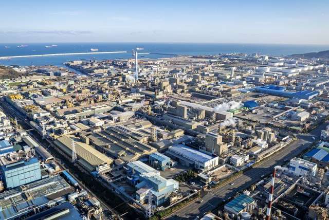 미국 정부와 손잡고 테네시주에 통합 비철금속 제련소를 건설하는 고려아연이 기존 니어스타 제련소 부지 인수와 함께 인력 흡수도 추진한다. 고려아연 울산 온산제련소 전경. /고려아연