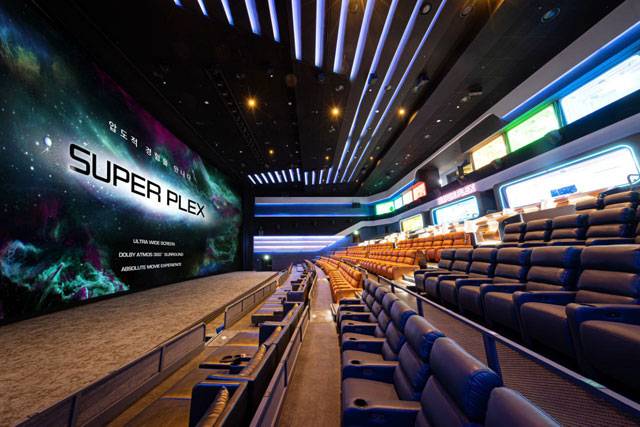 롯데시네마와 메가박스의 합병이 속도를 내기 시작하면서 국내 멀티플렉스는 CGV와 양강 체제로 재편될 전망이다. 다만 극장 산업 자체가 어려워진 만큼 합병 법인은 비효율 점포를 정리하는 수익성 개선에 힘을 줄 것으로 보인다. /롯데컬처웍스