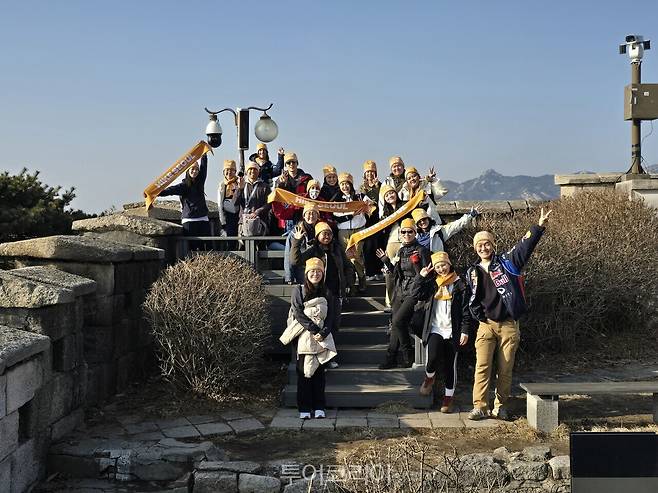 서울색 '모닝옐로우' 소품을 장착한 외국인 등산객 /사진-서울관광재단