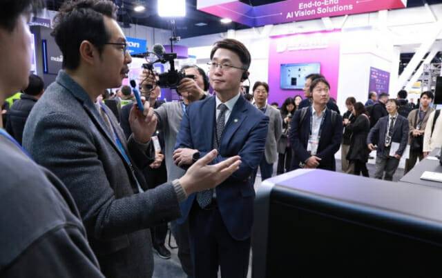 류제명 과기정통부 차관(오른쪽)이 CES 2026 기간에 페르소나AI 부스를 방문, 유승재 대표(왼쪽)의 제품설명을 듣고 있다.