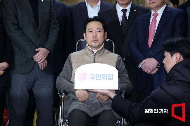 장동혁 국민의힘 대표가 지난 22일 국회 로텐더홀에서 여드레째 이어간 단식을 종료하며 입장을 밝히고 있다. 김현민 기자