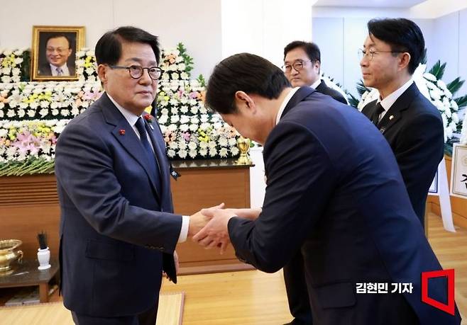 박지원 더불어민주당 의원이 27일 서울 종로구 서울대학교병원 장례식장에 마련된 고 이해찬 전 국무총리의 빈소를 찾아 황명선 더불어민주당 의원과 인사하고 있다. 김현민 기자