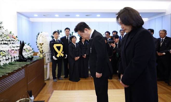 이재명 대통령과 김혜경 여사가 27일 서울 종로구 서울대병원 장례식장 이해찬 전 총리 빈소를 찾아 영정을 향해 묵념하고 있다. 연합뉴스