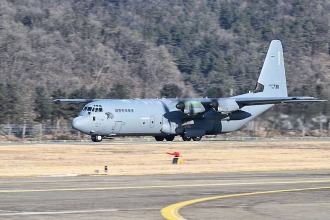 공군 특수비행팀 블랙이글스가 28일 오전, 사우디에서 열리는 국제 방위산업 전시회(WDS)에 참가하기 위해 원주기지를 출발했다. 사진은 전날  C-130 수송기에 화물을 적재하고 있는 모습 (사진제공=공군)