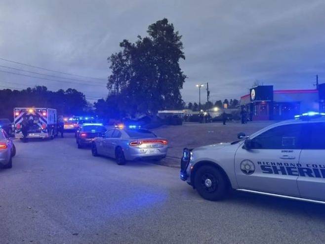 미국 조지아주 버거킹 매장에 집결한 경찰차. 리치먼드 카운티 페이스북