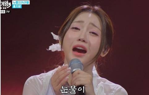 MBN ‘현역가왕3’ 6회는 팀의 운명을 건 본선 2차전 에이스전에서 홍지윤이 슬럼프를 극복한 국악 트롯 무대로 ‘누룽지캬라멜’ 팀의 1위를 지켜내며 본선 3차전 직행을 확정한 회차로, 분당 최고 11.6%, 전국 10.5%의 자체 최고 시청률을 기록했다. 차지연, 이수연, 금잔디 등 각 팀 에이스들의 극한 부담 속 무대가 이어진 가운데 최종 순위는 변동 없이 ‘누룽지캬라멜’이 1위를 차지했고, 이어진 잔혹한 패자부활전에서는 같은 팀원끼리 경쟁하는 룰 속에 간미연, 장하온, 하이량, 강유진이 방출돼 깊은 울림을 남겼다. 이날 MVP는 홍지윤이 차지했으며, 더욱 치열해질 본선 3차전을 예고하며 긴장감을 끌어올렸다. ‘현역가왕3’ 홍지윤 1위, 방출자 (사진=MBN)