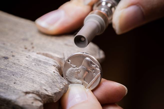 조디악 컬렉션이 선사하는 압도적인 입체감의 비결은 메종의 집요한 장인 정신에 있다.