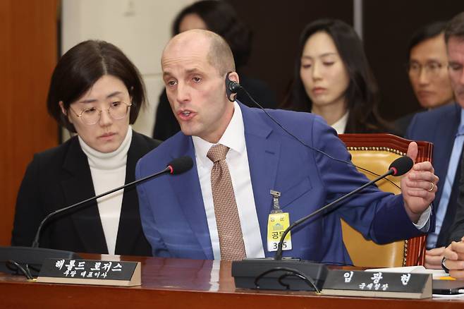 해롤드 로저스 쿠팡 임시대표가 국회 과학기술정보방송통신위원회 청문회에서 항변하고 있다. /연합뉴스