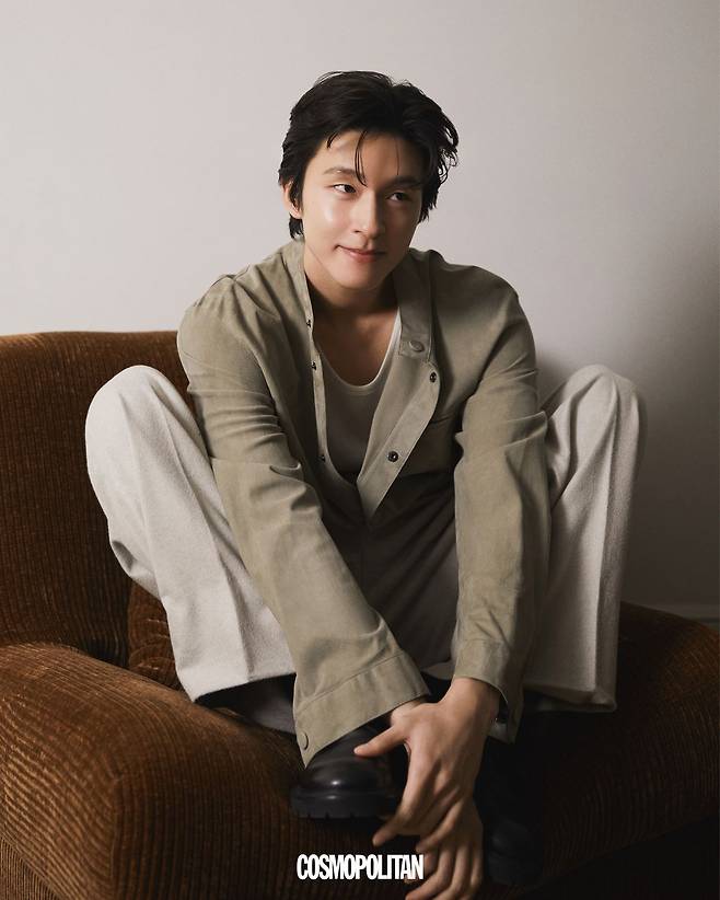 셔츠, 슈즈 모두 Giorgio Armani. 이너 톱, 팬츠 스타일리스트 소장품.