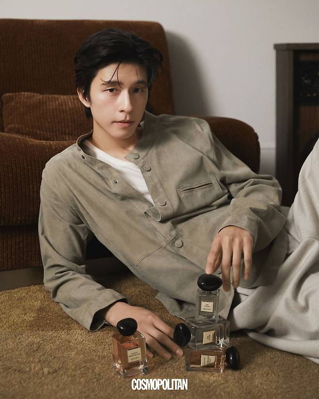 셔츠 Giorgio Armani. 이너 톱, 팬츠 스타일리스트 소장품.