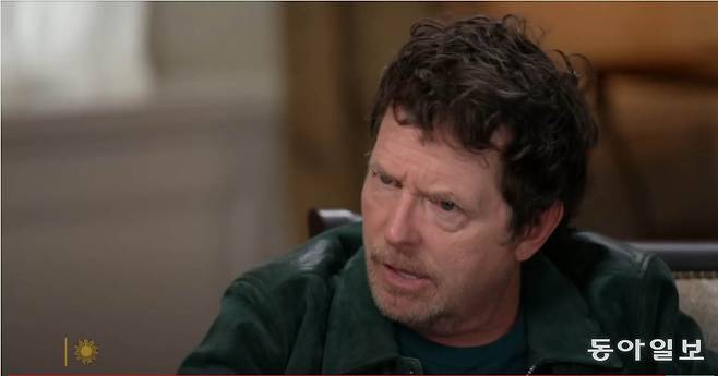 영화 ‘백투더퓨처’ 시리즈 주인공인 배우 마이클 J 폭스가 2024년 11월 미국 CBS 방송에 출연해 32년간의 파킨슨병 투병 생활에 관해 얘기하는 모습. 그는 1991년 파킨슨병을 진단받았다. 동아일보DB