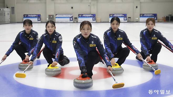 2026 밀라노-코르티나담페초 겨울올림픽에서 한국 컬링 첫 금메달을 노리는 여자 컬링 대표팀 ‘팀 김’, 일명 ‘5G’ 선수들이 27일 충북 진천선수촌 컬링 훈련장에서 스톤을 굴리는 자세를 취하고 있다. 왼쪽부터 설예은(리드), 김수지(세컨드), 김은지(스킵), 김민지(서드), 설예지(후보). 진천=박형기 기자 oneshot@donga.com