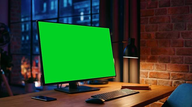 모니터 상단 1/3을 눈높이에 맞추고 팔 길이만큼 거리를 두어야 거북목과 승모근 통증을 예방할 수 있다. 의자 높이를 낮추는 대신 모니터 받침대를 사용하고, 메인 모니터를 정면에 두는 ‘80대20’ 배치가 척추 건강의 핵심이다. 사진=게티이미지뱅크.