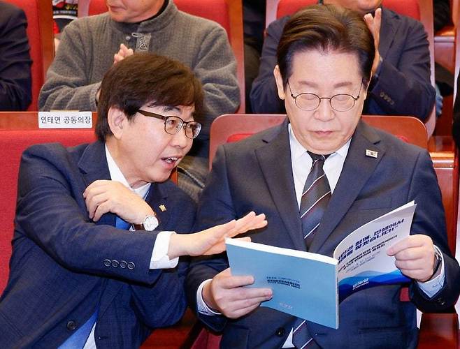 2025년 3월 12일 이재명 당시 더불어민주당 대표(오른쪽)가 서울 여의도 국회도서관에서 열린 2025 더불어민주당 민생연석회의 20대 민생의제 발표회에서 대통령자영업비서관을 지낸 인태연 민생연석회의 공동의장과 대화하고 있다. 뉴스1