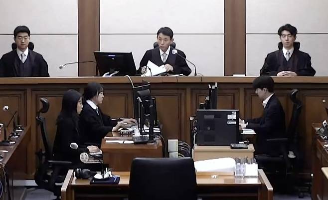 우인성 부장판사가 28일 오후 서울 서초구 중앙지방법원에서 김건희 여사의 자본시장법·정치자금법 위반, 특정범죄 가중처벌법상 알선수재 혐의 1심 선고 공판에서 판결문을 낭독하고 있다. 중앙지법 제공