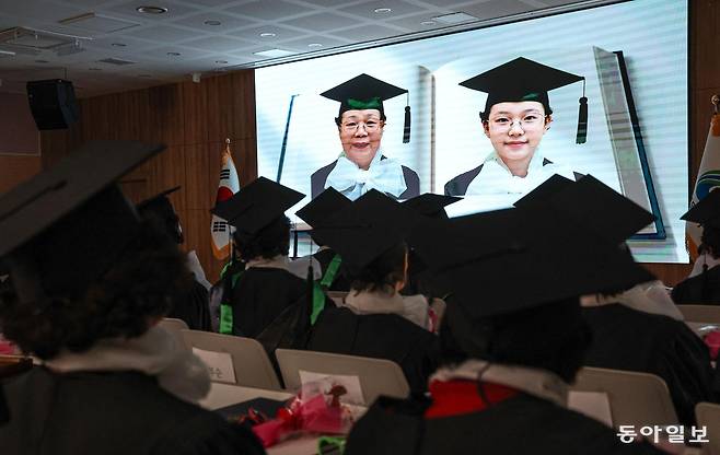 28일 서울 영등포구청 별관에서 열린 2025학년도 영등포 늘푸름학교 졸업식에서 만학도 졸업생들의 어린시절 모습을 AI로 복원한 영상이 상영되고 있다. 이한결 기자 always@donga.com