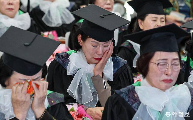 28일 오후 서울 영등포구청 별관에서 열린 2025학년도 영등포 늘푸름학교 졸업식에서 만학도 졸업생들이 다른 졸업생의 감사 편지를 들으며 눈물을 흘리고 있다. 이한결 기자 always@donga.com