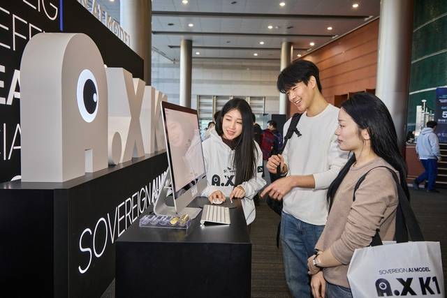 지난달 30일 서울 강남구 코엑스에서 열린 ‘독자 AI 파운데이션 모델 프로젝트 1차 발표회’에서 방문자가 SK텔레콤 A.X K1 모델을 사용하고 있다. 연합뉴스