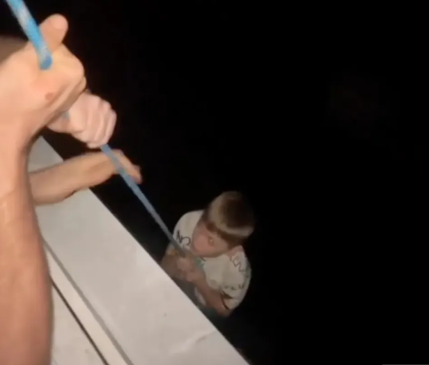 술에 취한 상태에서 겁에 질린 아들을 밧줄에 매달아 7층 아파트 창문으로 대롱대롱 늘어뜨린 러시아 남성. [East2West 영상 캡처]