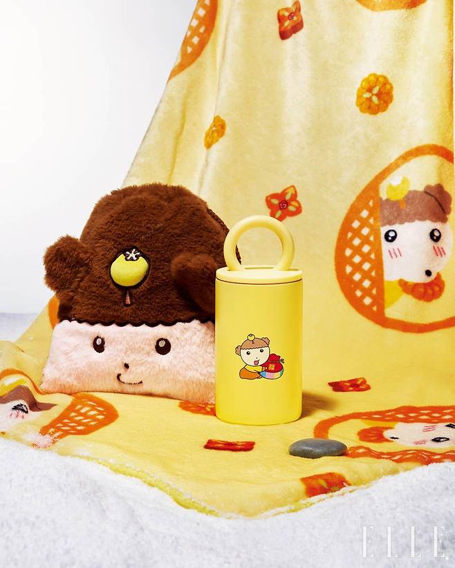 〈엘르〉와 〈마루는 강쥐〉의 협업 굿즈 3종은 카카오 선물하기 채널에서 단독 판매 중이다. ‘약과 냠냠 극세사 밍크 담요’는 2만2천9백원, ‘포근 복주머니 파우치’는 1만5천9백원, ‘새해 복을 담은 손잡이 텀블러’는 2만5천9백원.