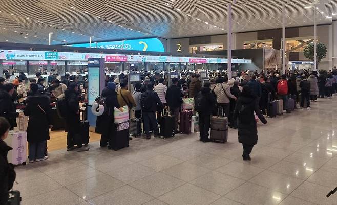 아시아나항공 여객들이 지난 26일 인천공항 제2여객터미널 G열 앞에 긴 줄을 서고 있다. 사진=김동호 기자