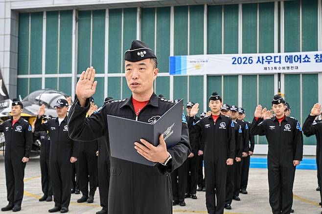 공군 특수비행팀 블랙이글스가 28일 오전, 사우디에서 열리는 국제 방위산업 전시회(WDS)에 참가하기 위해 원주기지를 출발했다. 지난 26일 사우디 전개를 앞두고 출정식을 하고 있는 제53특수비행전대 장병들. 공군 제공