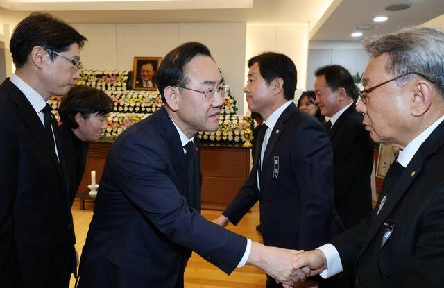 주호영 국회부의장(왼쪽 세 번째)과 김경수 지방시대위원회 위원장(왼쪽)이 27일 서울 종로구 서울대학교병원 장례식장에 마련된 이해찬 전 국무총리의 빈소를 찾아 조문하고 있다. 사진공동취재단