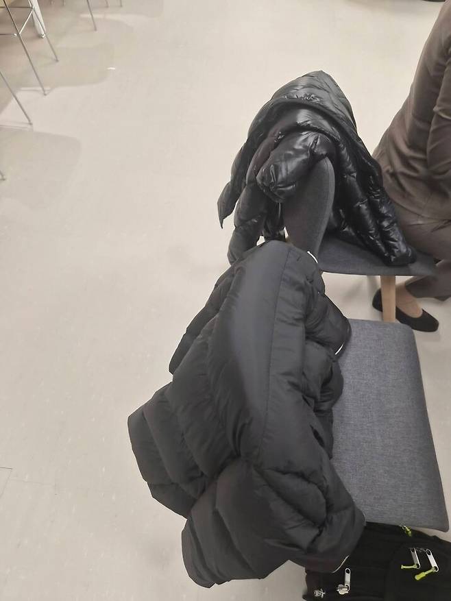 패딩을 의자에 보관 중인 모습. 권수정 아시아나항공 노조위원장 제공