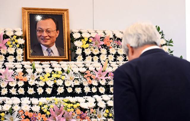 정몽준 아산재단 이사장이 28일 서울 종로구 서울대학교병원 장례식장에 마련된 고 이해찬 전 국무총리의 빈소에서 묵념하고 있다. 사진공동취재단