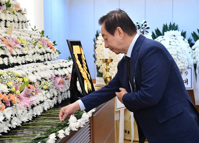 김성태 손기정기념재단 이사장이 28일 서울 종로구 서울대학교병원 장례식장에 마련된 고 이해찬 전 국무총리의 빈소에서 헌화하고 있다. 사진공동취재단