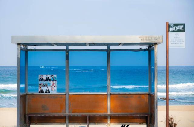 향호해변에 설치된 BTS 버스정류장.